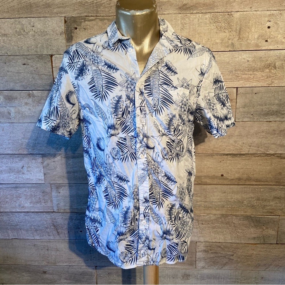 💥5/$25 Divided men’s  white‎ tropical button up shirt in size small
